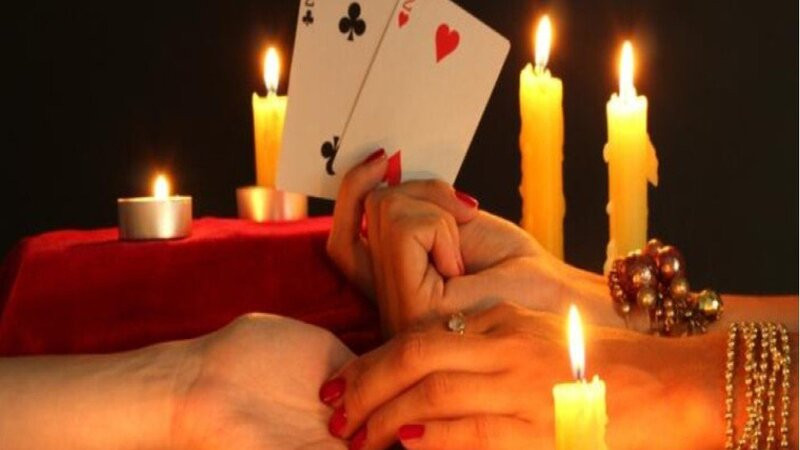 Bakıda ərindən boşanmaq istəməyən qadın falçıya 16 min manat ödəyib