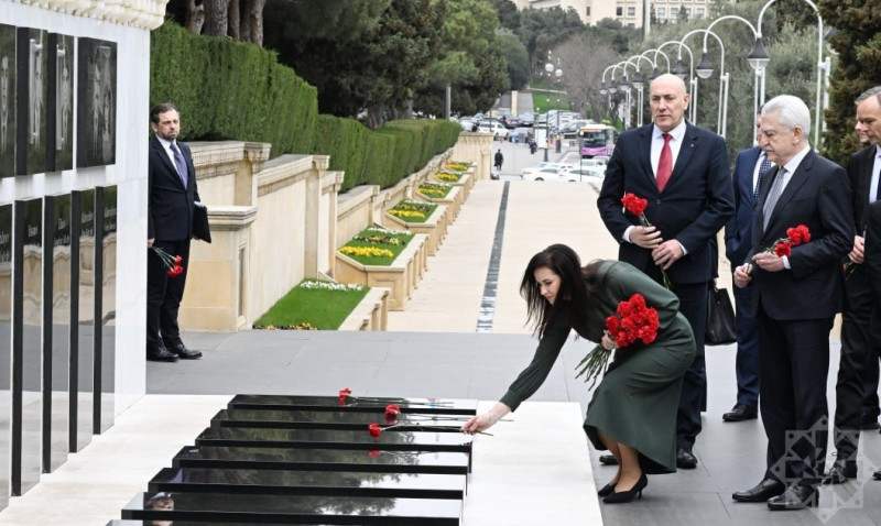 Litvanın Baş naziri Bakıda şəhidlərin xatirəsini anıb
