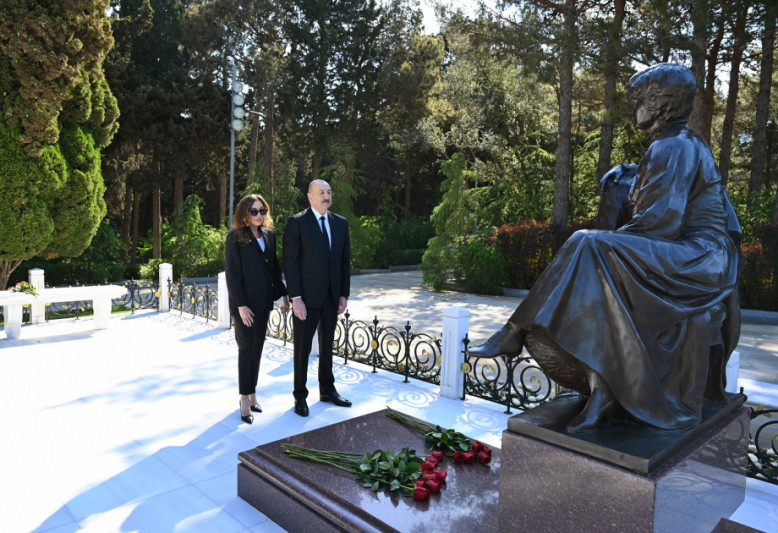 Prezident İlham Əliyev və birinci xanım Mehriban Əliyeva Fəxri xiyabanda Ulu Öndər Heydər Əliyevin