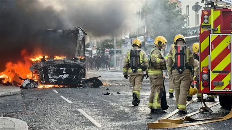 Şimali İrlandiyada gərginlik: Belfastda zorakılıq aksiyaları baş qaldırıb