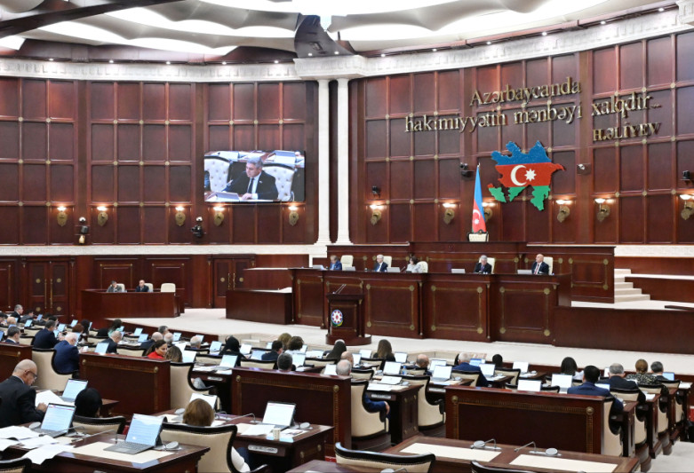 Dövlət qulluğu və media ilə bağlı qanun layihəsi ilk oxunuşda təsdiqlənib