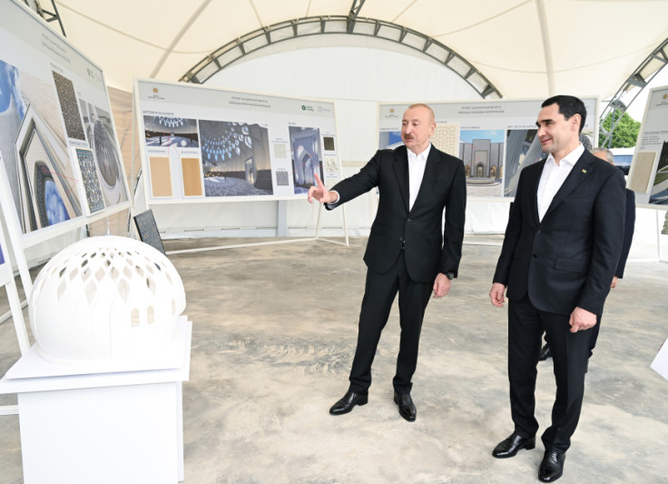 Azərbaycan və Türkmənistan prezidentləri Şuşa məscidində tikinti işlərinin gedişi ilə tanış olublar