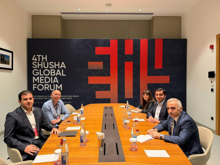 Hikmət Hacıyev Şuşada Tiktok və Linkedinin məsul şəxsləri ilə uşaqların onlayn qorunması məsələlərini müzakirə edib - FOTO