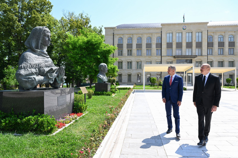 Prezidentlər İlham Əliyev və Peter Pelleqrini Şuşada Azərbaycanın tanınmış şəxsiyyətlərinin işğal dövründə güllələnmiş büstlərinə baxıblar