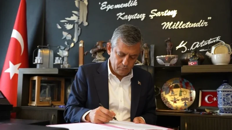 Özgür Özel və 90 millət vəkili CHP-dən istefa verib, yeni partiya təsis edilib