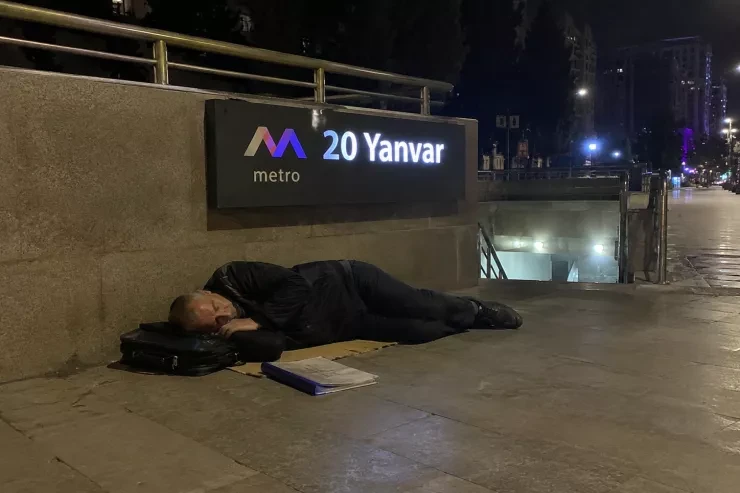 Bakıda müəllim küçədə yatdı, hər şeyi oğurlandı