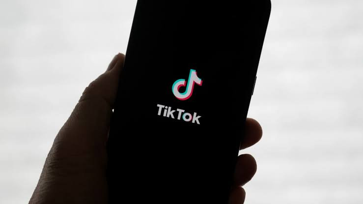 TikTokda tanımadığı şəxslə danışdı, əri tərəfindən döyüldü