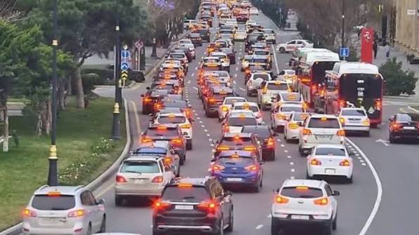 Deputat: Yollarda tıxac məsələsini həll edə bilməyənlər vətəndaşlardan üzr istəməlidir