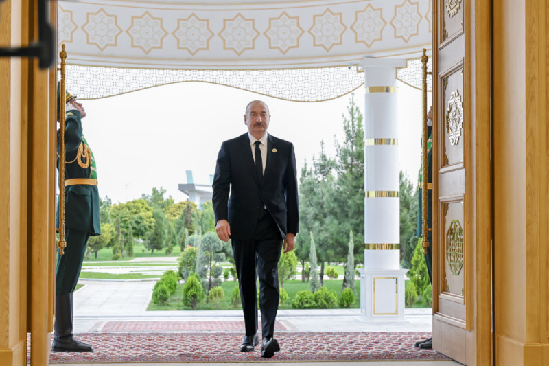 Prezident İlham Əliyev Azərbaycan və Mərkəzi Asiya Dövlət Başçılarının 8-ci Məşvərət görüşündə iştirak etmək üçün Avaza Kompleksinə gedib