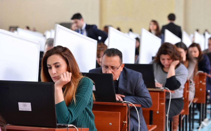 Dövlət qulluqçularının fəaliyyətini davam etdirməsi üçün imtahan vermələri tələb olunmayacaq