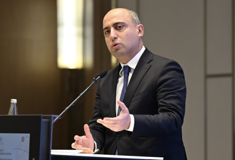 Emin Əmrullayev: Anası ali təhsilli olan şagirdlərin nəticələri daha yuxarı olur