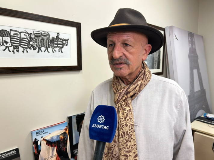Reza Deqati Parisdə etiraz aksiyalarını işıqlandırarkən xəsarət alıb