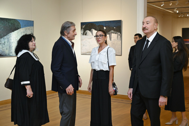 Prezident İlham Əliyev, birinci xanım Mehriban Əliyeva və ailə üzvləri Mənim Abşeronum: Üstə gəl adlı retrospektiv sərgi ilə tanış olublar