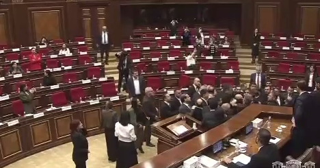 Ermənistan parlamentində kütləvi dava baş verib - VİDEO