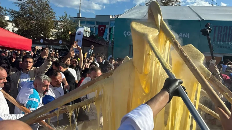 Trabzon Qastronomiya Festivalında pendir uzatma rekordu cəhdi