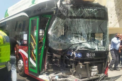 Dəniz Mall-un yaxınlığında iki BakuBus avtobusu toqquşub