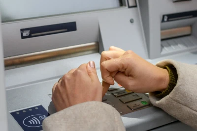 Bakıda bankomatdan pul çıxaran qadına hücum edilib