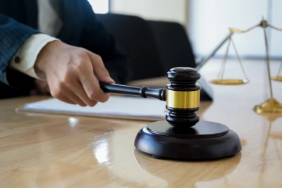 Nazirliyin rüşvət almaqda təqsirləndirilən vəzifəli şəxsi hakim qarşısında