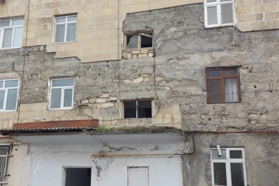 Göyçayda bina qəzalı vəziyyətə düşüb