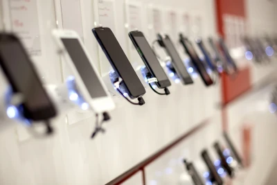 Bakıda mağazadan 11 min manat dəyərində telefonlar oğurlanıb