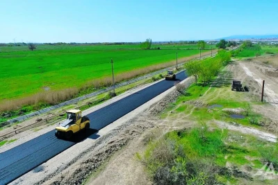 Yevlaxın Tanrıqulular kəndində yol təmir edilir