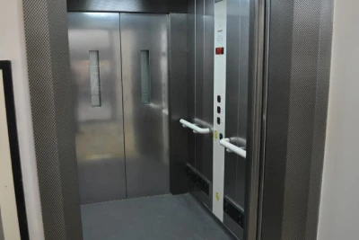 Bakıda restoranda lift qırılıb: 2 nəfər yaralanıb