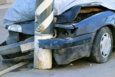 Yasamalda avtomobil beton yolayrıcına çırpılıb