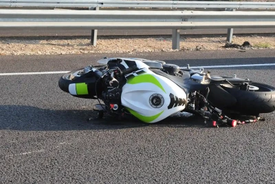 Bakıda 22 yaşlı motosikletçi qəza törədib
