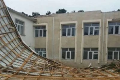 Xırdalan: güclü küləyə görə damı uçan məktəbdə təmir başlayıb