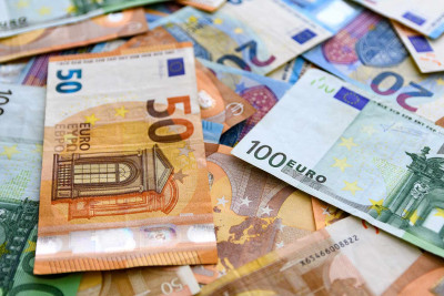 Avronun məzənnəsi dollarla eyniləşməyə yaxındır
