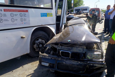 Hövsanda avtomobillə avtobus toqquşub