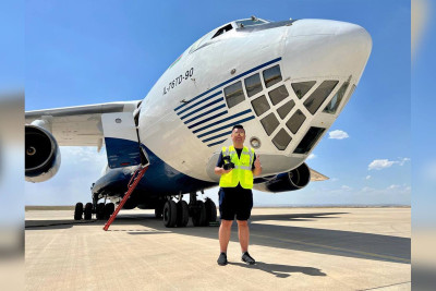 Çinin aviasiya blogeri təyyarəni idarə etmək üçün Bakıya gəlib