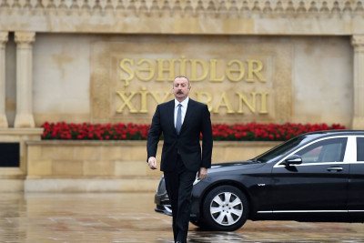 İlham Əliyev faşizm üzərində Qələbə uğrunda həlak olanların xatirəsini anıb