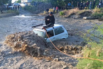 Xaçmazda sel olub, avtomobildə köməksiz vəziyyətdə qalan bir nəfər xilas edilib VİDEO