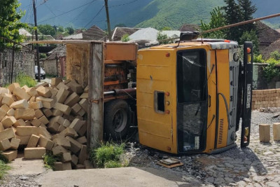 Şəkidə yük maşını aşıb: sürücü yaralanıb