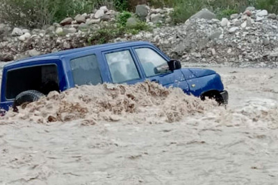 İsmayıllıda avtomobili sel aparıb, sürücü xəsarət alıb