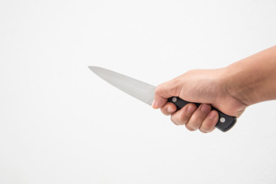 Paytaxtda baldız yeznəsini bıçaqlayıb