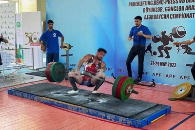 Azərbaycan çempionu 301 kq ştanqı ayağına salıb