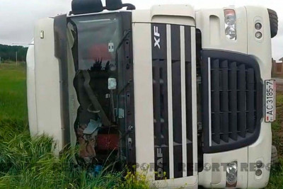 Biləsuvarda xarici vətəndaşın yük avtomobili aşaraq yolun kənarında qalıb