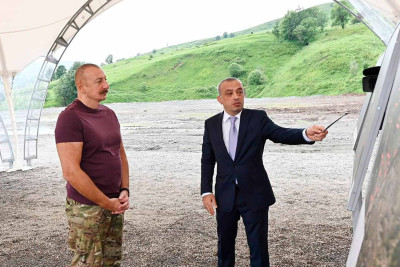 İlham Əliyev Laçın rayonunda “Həkəriçay” su anbarı layihəsi ilə tanış olub