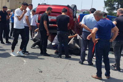 Bakıda "Toyota Prius" aşıb, sərnişinlər xəsarət alıb