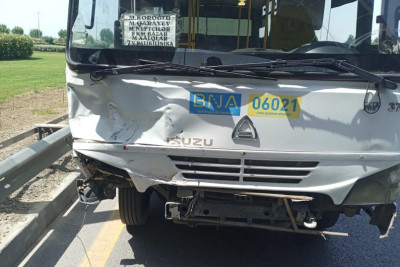 Bakıda sərnişin avtobusu qəzaya düşüb