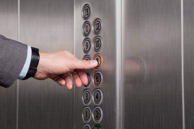 Bakıda binada lift qırılıb: 2 uşaq və 4 qadın yaralanıb