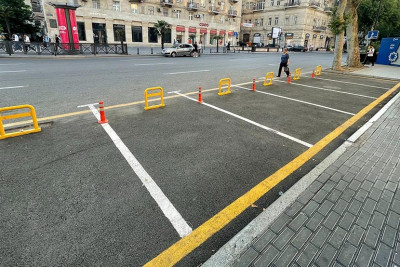 Bakıda Kinematoqrafçılar İttifaqı tərəfindən yaradılan qanunsuz parkinq yeri sökülür