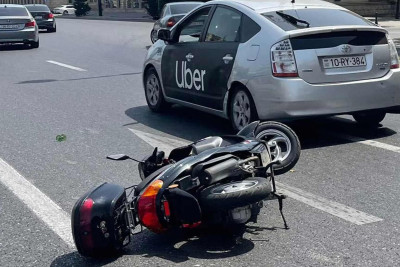Bakıda moped minik avtomobillə toqquşub