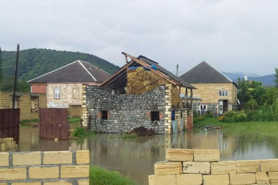 Zaqatalada çay daşıb, evlərin həyətlərini su basıb