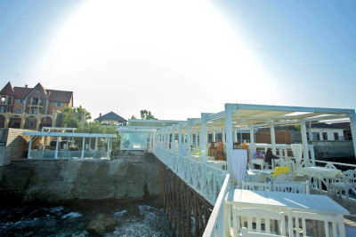 Xəzər sahilindəki Sherlock’s restoranı sökülüb