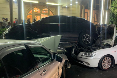 Bakıda şadlıq sarayının qarşısında 5 avtomobil qəzaya uğrayıb