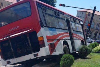Bakı: 26 nömrəli avtobus qəzaya düşüb