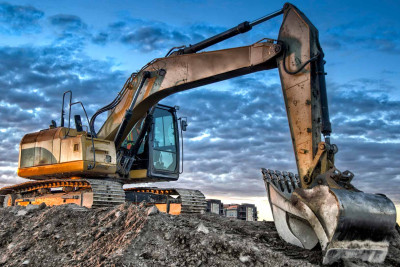 Şabranda ekskavator elektrik dirəyinə çırpılıb